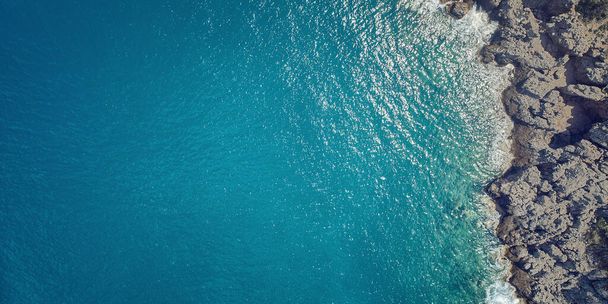 Luchtfoto van rotsachtige zeekust - Foto, afbeelding
