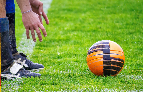 Ποδοσφαιριστής έτοιμος να κλωτσήσει την μπάλα από το γήπεδο γωνία - Φωτογραφία, εικόνα