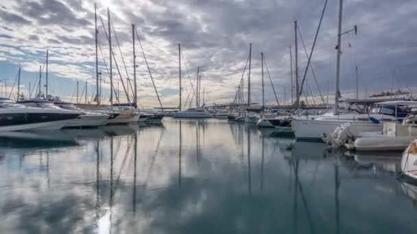 veleiros em uma marina. Reflexão na água a passagem de nuvens - Filmagem, Vídeo