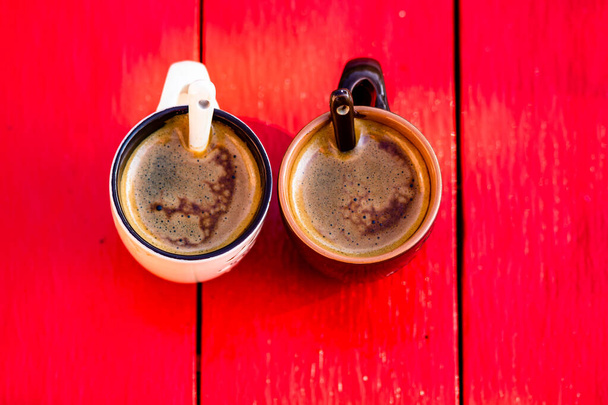 Tasse frisch gemachter Kaffee auf Holzgrund - Foto, Bild