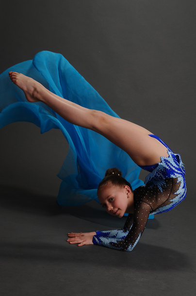 Young girl doing gymnastics - Fotoğraf, Görsel