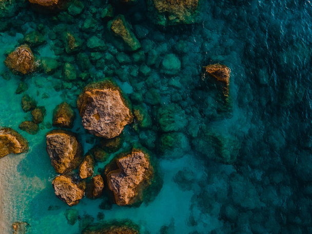 vue aérienne de la mer plage rocheuse - Photo, image