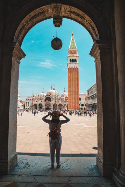 Venedik İtalya san işaretleri meydanının çan kulesi önünde kadın - Fotoğraf, Görsel