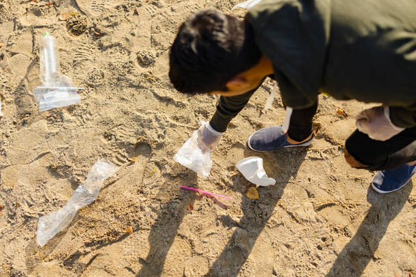 Ehrenamtlicher Umweltschutz und Müllsammeln im Sand - Foto, Bild