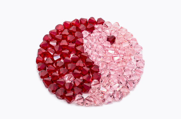 vörös és rózsaszín kristályok alakja ying és a yang - Fotó, kép