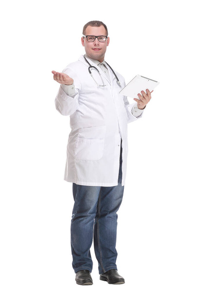 Χαμογελώντας γιατρός με τον υπολογιστή δισκίο απομονώνονται σε λευκό φόντο - Φωτογραφία, εικόνα