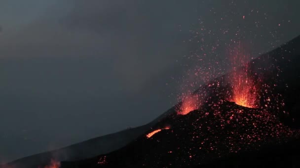 Vulkanausbruch im Morgengrauen - Filmmaterial, Video