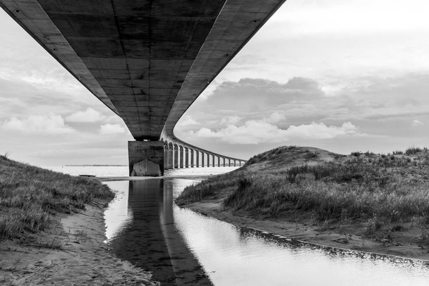 Ile de Re Brücke nach La Rochelle, Poitou Charente, Charente Maritime, Frankreich. Schwarz-Weiß-Fotografie - Foto, Bild