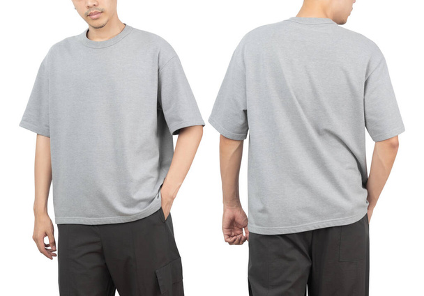Νεαρός άνδρας με γκρι κοντομάνικο t-shirt μπροστά και πίσω χρησιμοποιείται ως πρότυπο σχεδιασμού, απομονωμένος σε λευκό φόντο με μονοπάτι κοπής. - Φωτογραφία, εικόνα