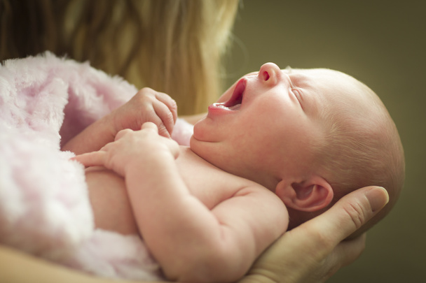 anya neki újszülött baba lány kezében - Fotó, kép