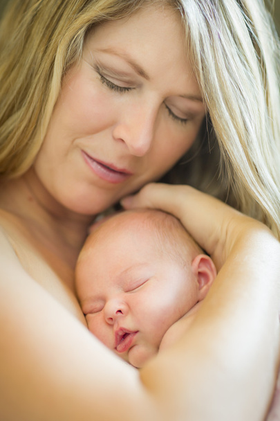 Giovane bella madre che tiene la sua preziosa neonata
 - Foto, immagini