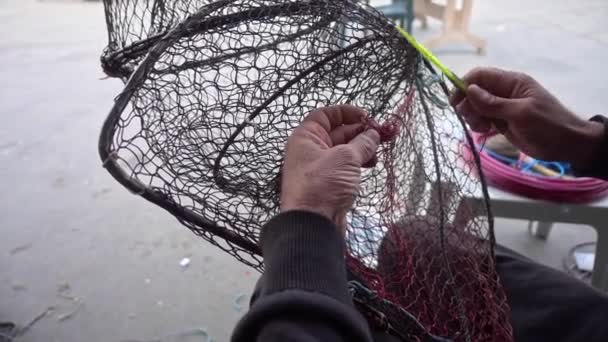 Reparação de pescadores Rede de Armadilha de peixe dobrável no marinheiro. - Filmagem, Vídeo