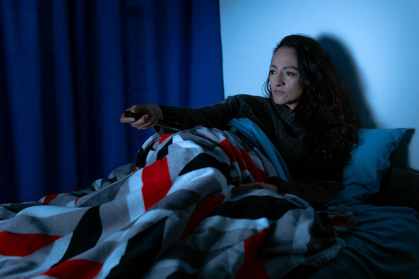 Uykusuzluk, depresyondaki kadın geceleri yatakta oturuyor, uykusuzluktan uyuyamıyor. - Fotoğraf, Görsel