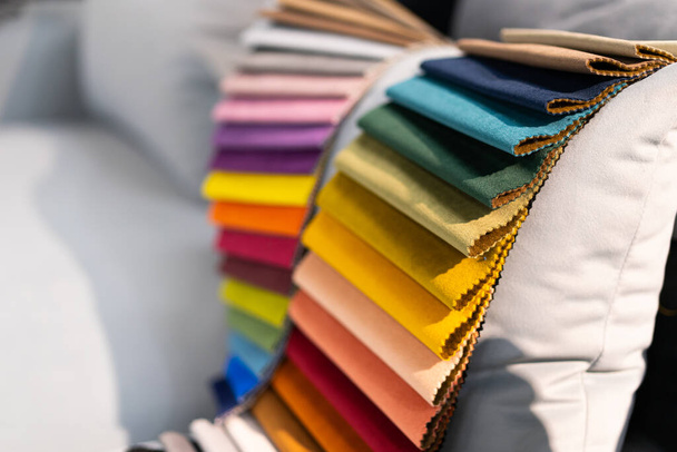 Katalog von mehrfarbigen Stoffmustern. Hintergrund der Textilindustrie. Farbige Baumwolle. Palette - Foto, Bild