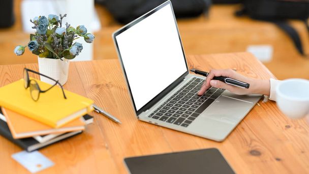 Nahaufnahme, eine professionelle Geschäftsfrau arbeitet am Laptop, tippt auf der Tastatur und erledigt ihre Online-Arbeit im Büro. - Foto, Bild