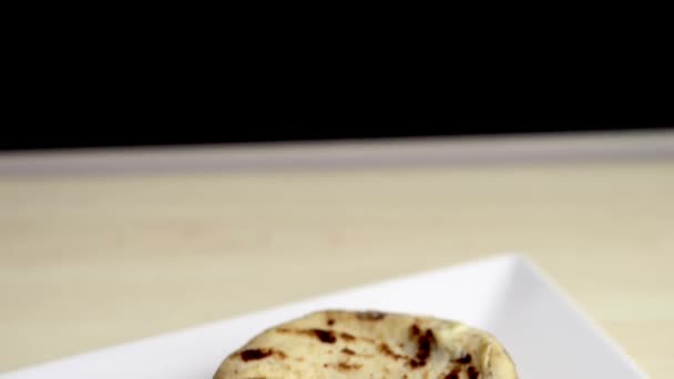 macro primo piano video delle deliziose pupusas di El Salvador, farcite con una miscela appetitosa di fagioli e formaggio, servite con curtido - Filmati, video