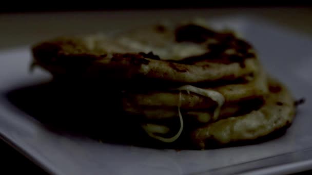 makró közeli videó El Salvador ízletes pupusáiról, bab és sajt szájban öntöződő keverékével töltve, curtidóval tálalva - Felvétel, videó