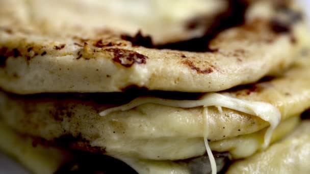 μακροσκοπικό κοντινό βίντεο με τις απολαυστικές μαριονέτες του Ελ Σαλβαδόρ, γεμισμένες με ένα λαχταριστό μείγμα από φασόλια και τυρί, σερβιρισμένο με curtido - Πλάνα, βίντεο