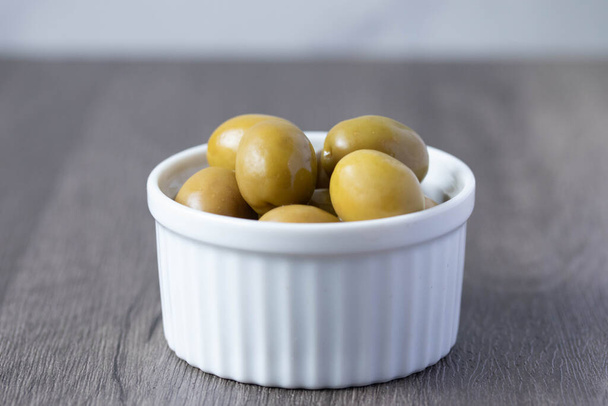 olives vertes marinées dans un bol
 - Photo, image