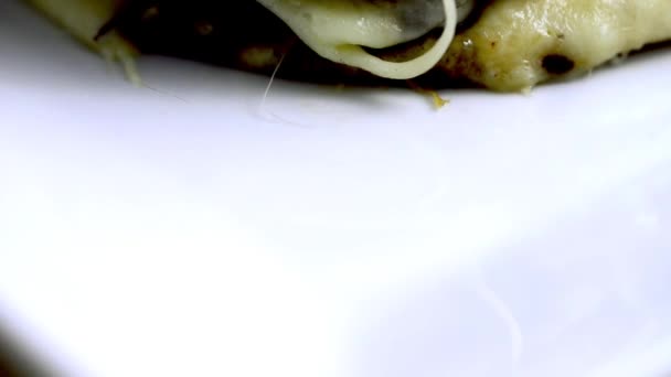 makro lähikuva video El Salvadorin herkullinen pupusas, täynnä suussa sulavaa sekoitus papuja ja juustoa, tarjoillaan curtido - Materiaali, video