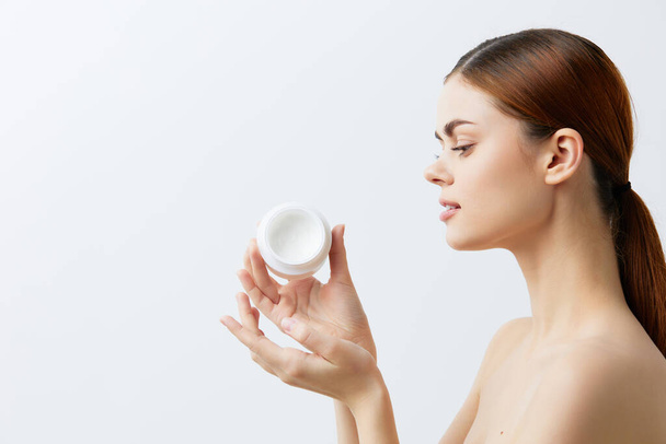 retrato mujer cuidado de la piel crema cosméticos salud luz fondo - Foto, Imagen