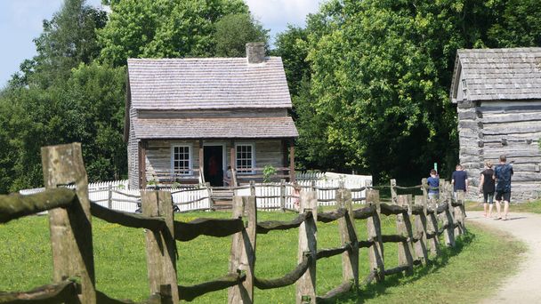 Le Nouveau Monde vieux style américain 1800 Maisons en bois abris et clôtures à l'Ulster America Folk Park en Irlande du Nord 02-02-22 - Photo, image