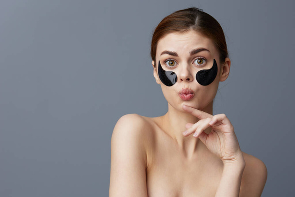 Porträt Frau Augenklappen im Gesicht nackte Schultern Hautpflege isoliert Hintergrund - Foto, Bild