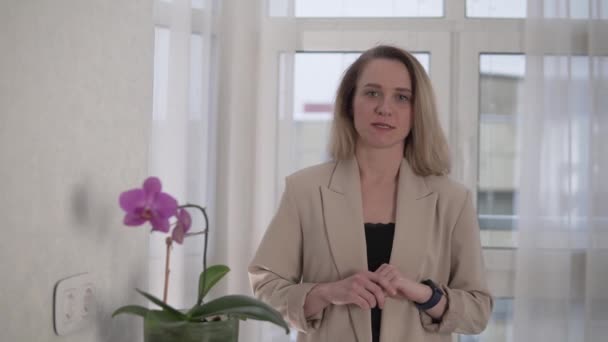 Une belle femme d'affaires fait un rapport en ligne sur les progrès au travail - Séquence, vidéo