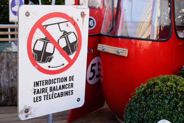 wyciąg kabiny narciarskiej panel informacyjny kolejki linowej Nie odbijaj huśtawka tekst oznacza we francuskim interdiction de faire balancer les telecabines - Zdjęcie, obraz