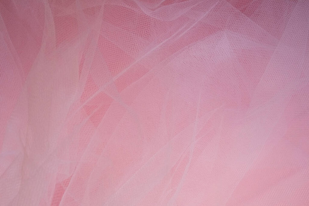finom levegős fehér szövet redők rózsaszín háttér - Fotó, kép