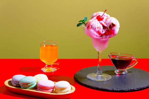 Dondurma masanın üstünde, parlak renkli bir arka planda. - Fotoğraf, Görsel