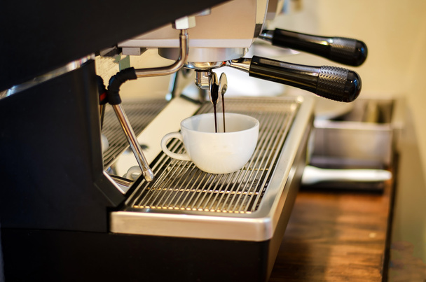 エスプレッソ抽出のバーでプロのコーヒーマシン。私はエスプレッソを抽出する瞬間と素晴らしい写真に入れました. - 写真・画像