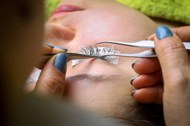 Wimpernverlängerungsverfahren, weibliches Auge mit langen Wimpern - Foto, Bild