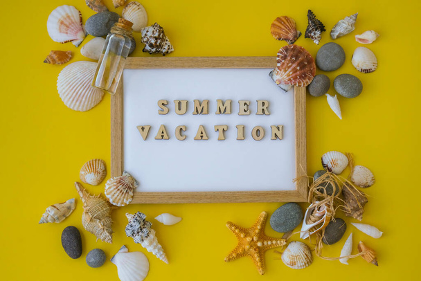 組成シートホワイトペーパーテキスト夏休み、貝殻、小石、黄色の背景にモックアップ。ブランク、トップビュー、まだ人生、フラットレイアウト。海の休暇旅行のコンセプト観光やリゾート。夏休み - 写真・画像
