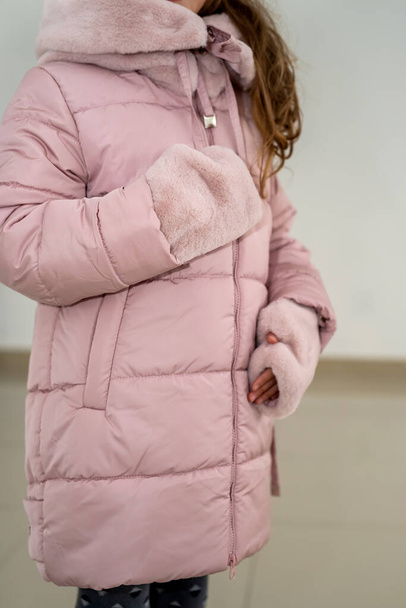 красива жінка приміряє різні кольорові варіанти зимових курток, щоб не замерзнути взимку. Концепція верхнього одягу
 - Фото, зображення