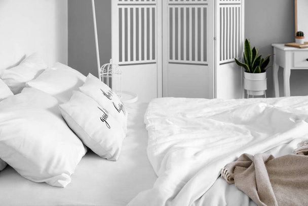 Wnętrze nowoczesnej sypialni w białych kolorach - Zdjęcie, obraz