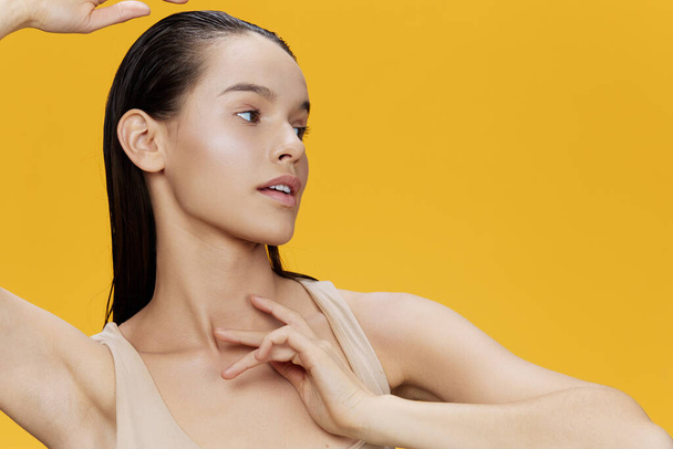 Frau saubere Haut Gesundheit attraktiv aussehen Kosmetologie gelb Hintergrund - Foto, Bild