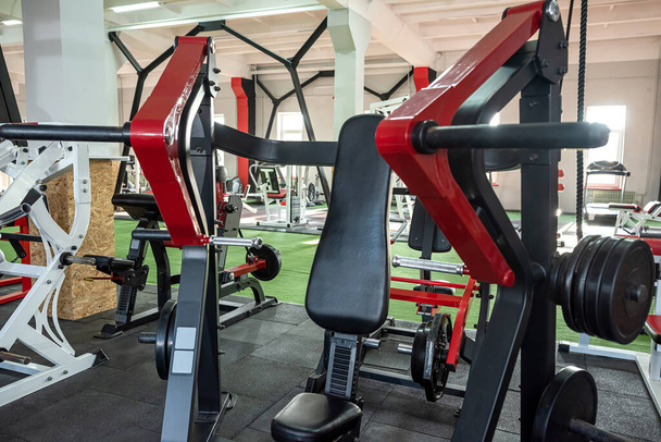 promettant une nouvelle salle de gym où les gens vont pour maintenir leur forme physique et leur santé. Le concept d'une nouvelle salle prometteuse - Photo, image