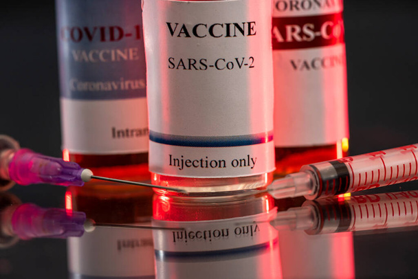 banken met een nieuw gedoseerd vaccin gingen naar de eerste stadsarts om mensen te vaccineren. Vaccinatieconcept tijdens een pandemie - Foto, afbeelding