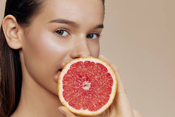 barna grapefruit kézben mosoly vitaminok közelkép Életmód - Fotó, kép