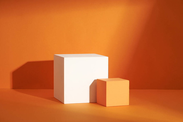 Vista frontal do pódio branco e laranja em um fundo laranja para publicidade, conteúdo abstrato - Foto, Imagem