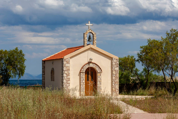 Malý, bílý křesťanský, ortodoxní kostel u moře (Řecko, ostrov Euboea) zblízka - Fotografie, Obrázek