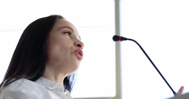 Vrouw professor spreekt in microfoon op lezing aan de universiteit 4k film - Video