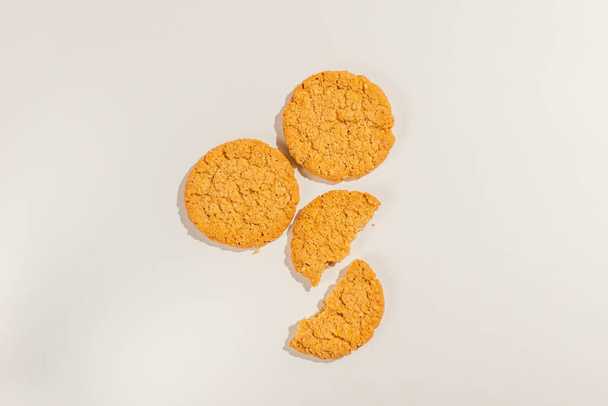 Runde Cookies auf weißem Hintergrund, Ansicht von oben. Kopierraum. - Foto, Bild