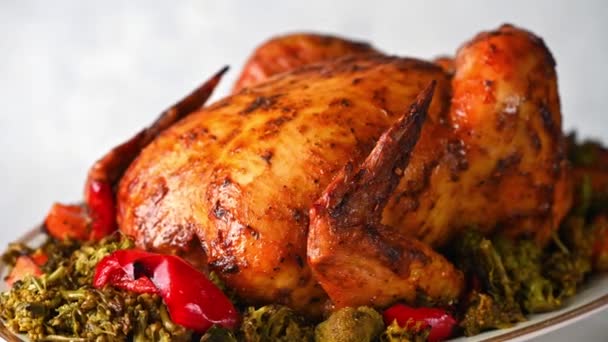 Lahodné celé kuře vařené s dýní, pepřem a brokolicí. Pečené kuře se zeleninou. Koncept podzimního jídla. Comfort food - Záběry, video