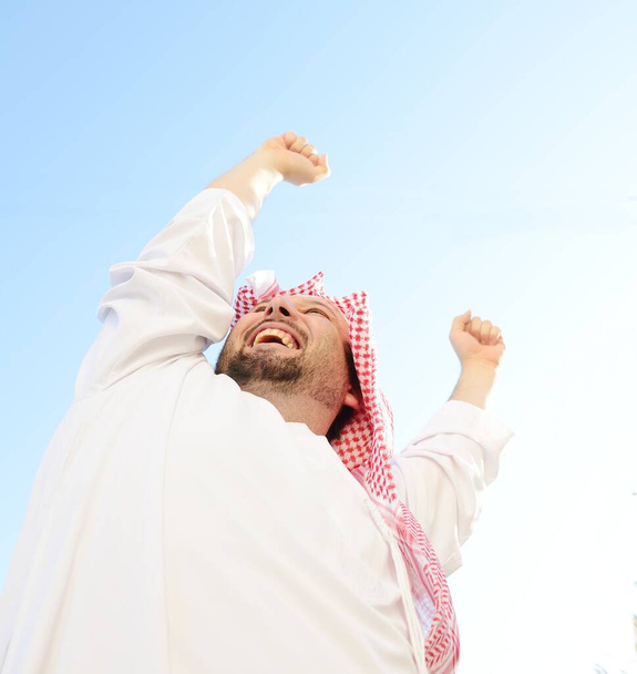 Portrait de l'homme musulman arabe posant dans la vraie vie - Photo, image