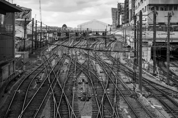 Vista de las vías férreas y las intersecciones en la estación de Austerlitz en París FRANCIA en blanco y negro - Foto, Imagen