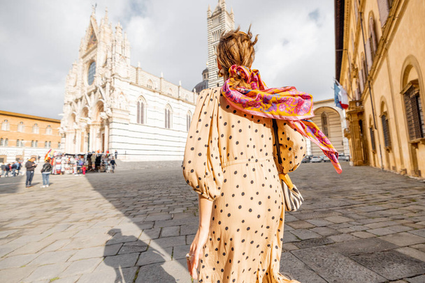 Donna davanti al Duomo di Siena in Toscana - Foto, immagini