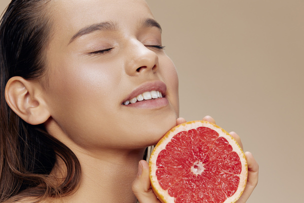 vrouw grapefruit vitaminen gezondheid cosmetologie geïsoleerde achtergrond - Foto, afbeelding