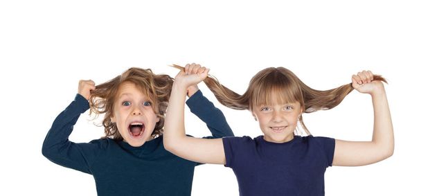 Двое возбужденных детей выдергивают волосы на белом фоне - Фото, изображение